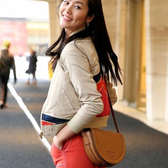 Tory Burch Serif T Leather Saddle Bag - Picture 4 of 4